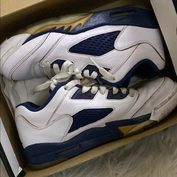 JORDANS Youth Size 6 - Picture 3 of 9